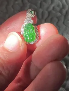 翡翠デザインペンダント