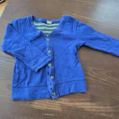 青いボタン付きカーディガン