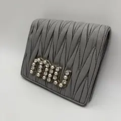 MIU MIU ミュウミュウ マテラッセ 二つ折り財布 ビジュー パール グレーのサムネイル