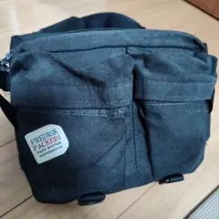FREDRIK PACKERS ブラックショルダーバッグ
