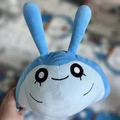青い笑顔のキャラクターぬいぐるみ