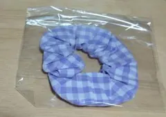 紫のギンガムチェックシュシュ