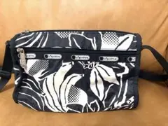 【美品】LeSportsac 黒と白の花柄ショルダーバッグ