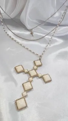 大ぶり クロスネックレス 3連 重ね付け風 ロザリオ アイボリー ヴィンテージ調