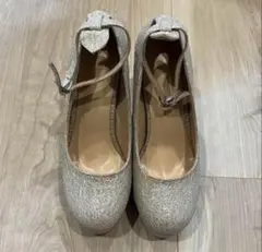 シルバーリボン付き高ヒールパンプス