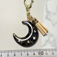 月夜に舞う蝶々 幻想的な三日月のレジンキーホルダー（ベージュタッセル付）