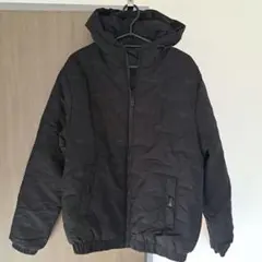 フード付きブラックダウンジャケット