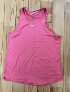 ピンク タンクトップ