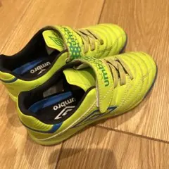 umbro トレシュー イエロー　18cm
