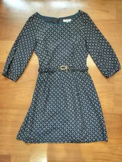 ネイビーとホワイトの花柄ワンピース