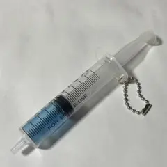 注射器チャーム。青