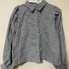 フリル付きギンガムチェックシャツ