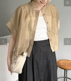 美品 スピックアンドスパン シアークロスノースリーブシャツ キャメル 