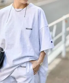 Champion HOLIDAY グレーティシャツ