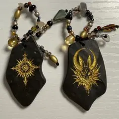 一点物】ゴビ瑪瑙 金彩彫刻「生命の樹」革紐ロングネックレス