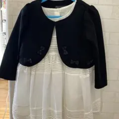 黒カーディガンと白ワンピースセット