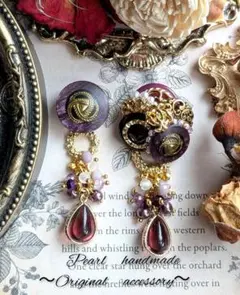 抜け感ボタンカボション×ドロップ形チャーム