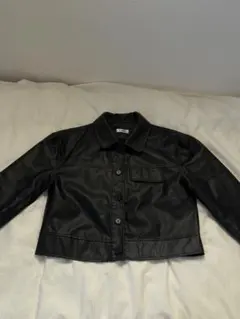 黒 合成皮革 クロップドジャケット