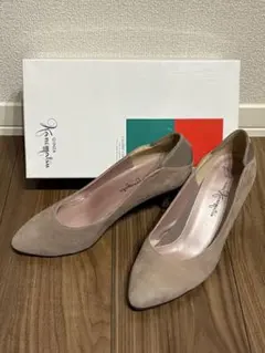 （新品）銀座かねまつ ベージュ スエード パンプスのサムネイル