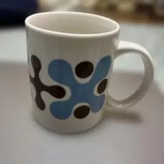 青と茶色の模様のマグカップ