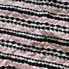 幾何学模様 キルティング生地 ピンク黒　ハギレ　49×40