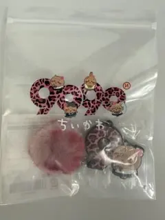 9090 × ちいかわ 90 Logo Rubber Keychain ちいかわのサムネイル
