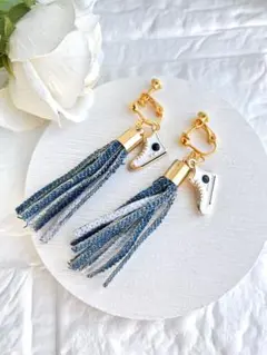 金具変更可◎デニムタッセルイヤリングピアス｜スニーカーチャーム