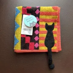 新品✨アツコマタノ　タオルハンカチ　黒猫　カラフル　猫の尻尾　オレンジ縁取りのサムネイル
