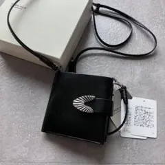 箱タグ付】TOGA PULLA ブラックレザーショルダーウォレット二つ折り