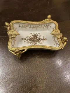 フランスアンティーク 猫脚のジュエリーボックス ゴールド 風景