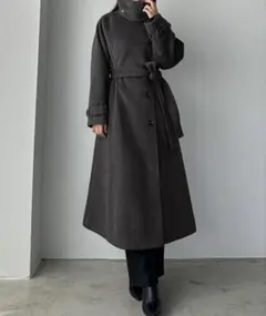 グレーのウエストベルト付きロングコート