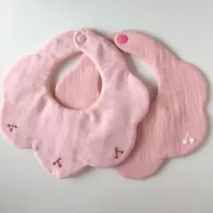 ハンドメイドスタイ　花びら　もくもく　2枚セット　さくらんぼ刺繍　刺繍スタイ
