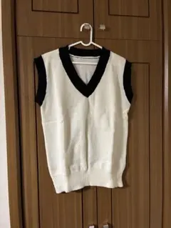 ホワイト・ブラック Vネック ニットベスト