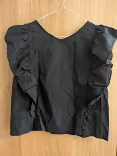 黒 フリルノースリーブシャツ