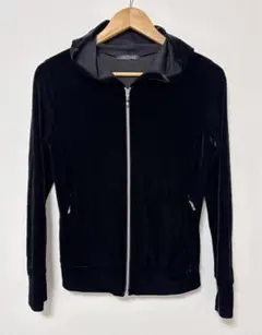 ラ・シャンブル・ド・インエのベルベット調黒パーカー（レディース）