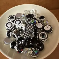 黒系手書きビーズ　30個くらい