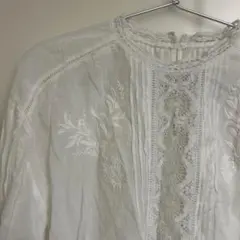 CASA FLINE刺繍入りホワイトブラウス　試着のみのサムネイル