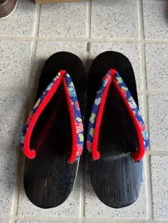 値下げしました！女性用　下駄　Mサイズ　黒　鼻緒／花柄　青・赤