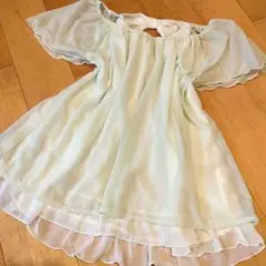 アクシーズ　フリル付き薄グリーン色ブラウス