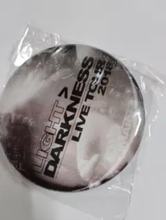 LIGHT > DARKNESS LIVE TOUR 2018缶バッジ