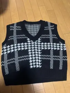 韓国通販:黒と白のチェック柄ニットベスト