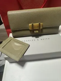 CHARLES & KEITH チャーリズアンドかキース二つ折り長財布
