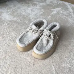 ザラ＆クラークスコラボムートンシューズ
