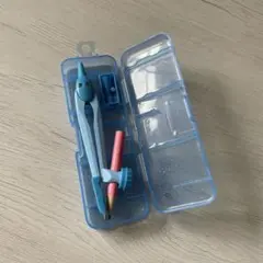 青いコンパスとピンクの鉛筆セット