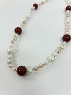 赤色天然石と淡水パールのネックレス