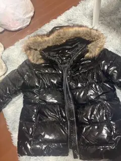 黒のファー付きダウンジャケット