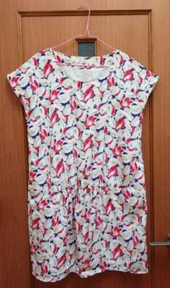 ワンピース　チューリップ柄　フレンチスリーブ　赤×ネイビー×ベージュ