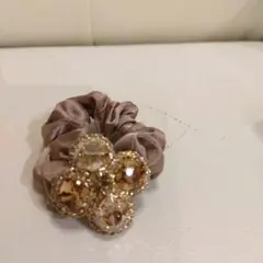 ビジュー付きベージュサテンシュシュ