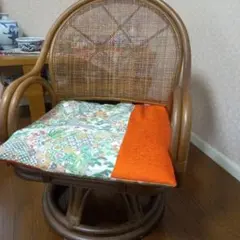 ラタン製回転式アームチェア オレンジ座布団付き