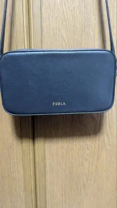 美品 FURLA ブラック カメラショルダーバッグ